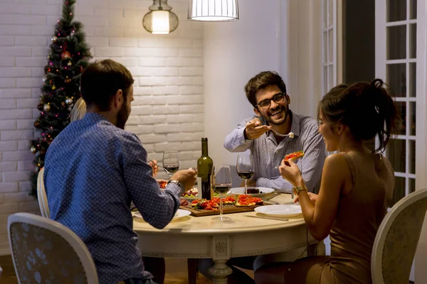 Giovani Amici Che Celebrano Natale Capodanno Casa — Foto Stock