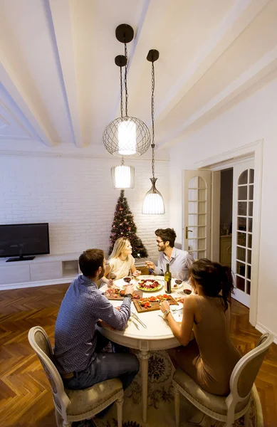 Jovens Amigos Comemorando Natal Ano Novo Casa — Fotografia de Stock