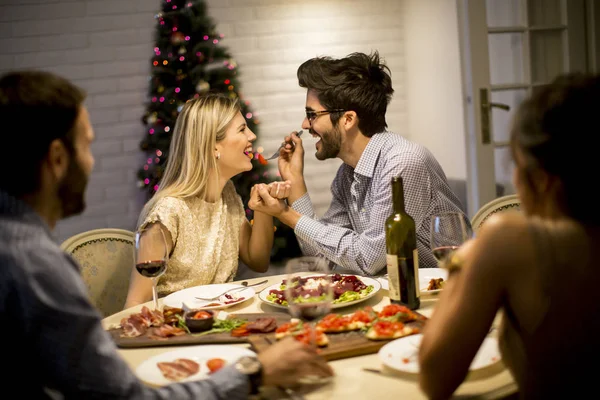 Genç Arkadaşlar Evde Noel Yeni Yıl Arifesinde Kutluyor — Stok fotoğraf