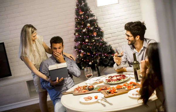 Hombre Joven Recibiendo Regalo Mujer Cariñosa Para Navidad Nochevieja —  Fotos de Stock