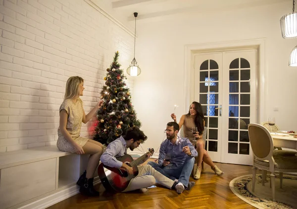 Jovens Felizes Celebrando Natal Ano Novo Com Abeto Casa Tocando — Fotografia de Stock