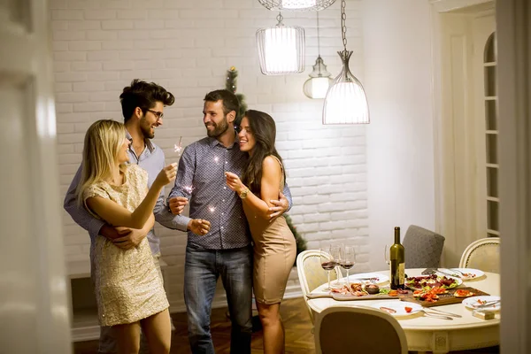 Retrato Mulheres Alegres Homens Celebrando Véspera Ano Novo Com Brilhos — Fotografia de Stock