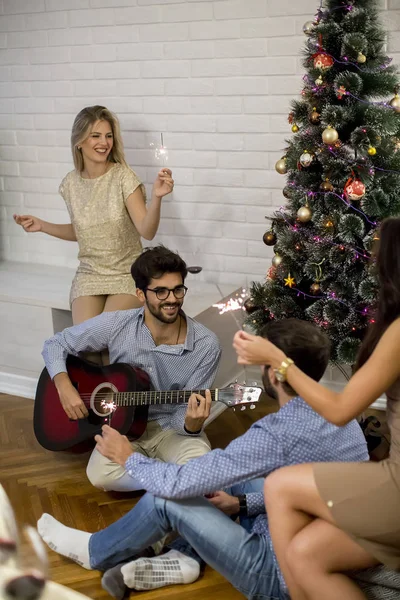 Jovens Felizes Celebrando Natal Ano Novo Com Abeto Casa Tocando — Fotografia de Stock