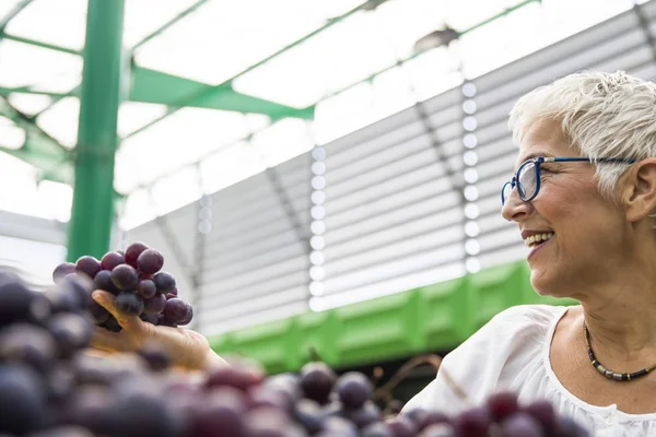 Portret Van Senior Vrouw Kiest Rode Druiven Markt — Stockfoto