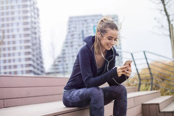 Giovane Donna Sportiva Forma Riposo Ascoltare Musica Sul Telefono Cellulare — Foto Stock