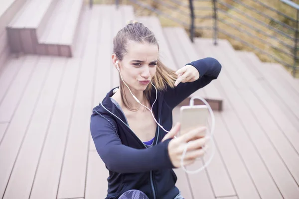 Giovane Donna Sportiva Forma Riposo Ascoltare Musica Sul Telefono Cellulare — Foto Stock