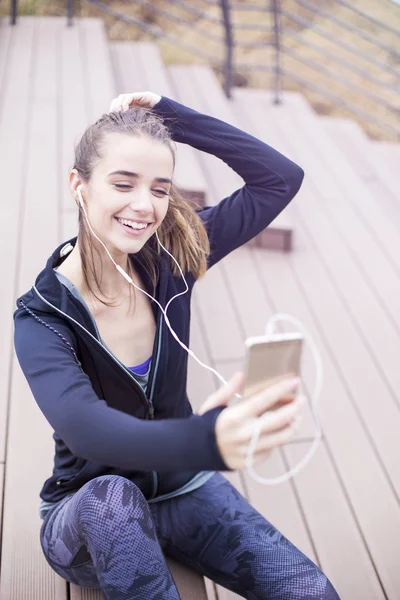 Giovane Donna Sportiva Forma Riposo Ascoltare Musica Sul Telefono Cellulare — Foto Stock