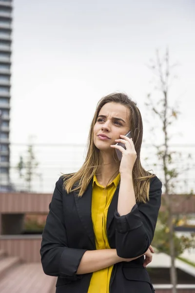 Jonge Zakenvrouw Maakt Gebruik Van Mobiele Telefoon Straat Tegen Kantoorgebouw — Stockfoto