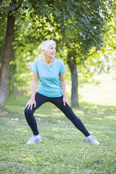 Kadın kıdemli egzersiz parkta. Yaşlı Bayan emeklilik kavram sağlığını korumak.