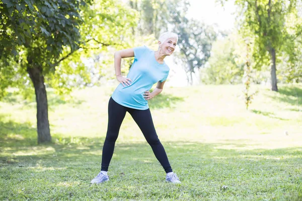 Senior Vrouw Sporten Het Park Behoud Van Gezondheid Van Oudere — Stockfoto