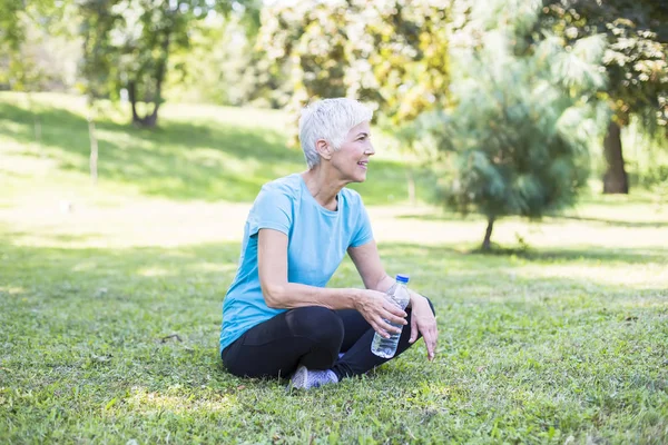 Glückliche Seniorin Entspannt Sich Nach Dem Training Park — Stockfoto