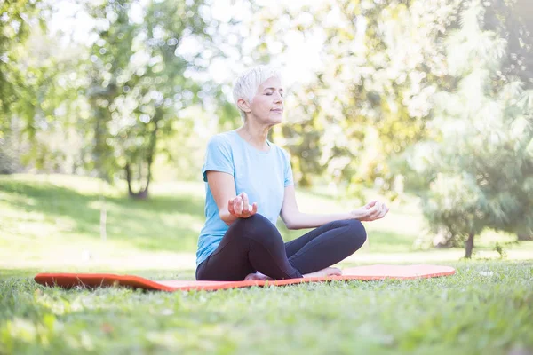 Seniorin Lotusposition Auf Einer Wiese Park — Stockfoto