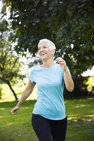 Vista Frontal Mujer Mayor Corriendo Por Parque — Foto de Stock