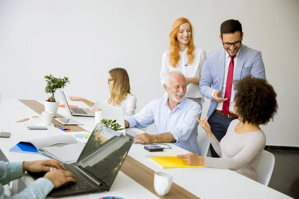 Ofis personel toplantısı sırasında Grup Genç çok ırklı iş adamları masa etrafında görüntülemek