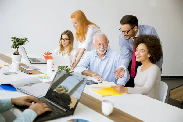 Ofis personel toplantısı sırasında Grup Genç çok ırklı iş adamları masa etrafında görüntülemek