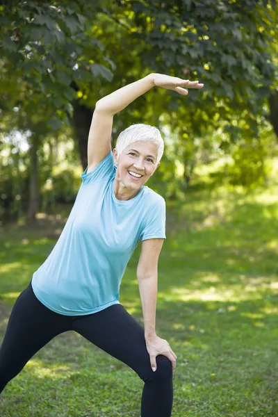 Portret Van Senior Vrouw Doen Streching Oefening Het Park — Stockfoto