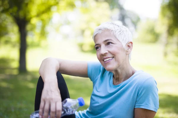 Porträt Einer Lächelnden Seniorin Die Sich Nach Dem Sport Gras — Stockfoto