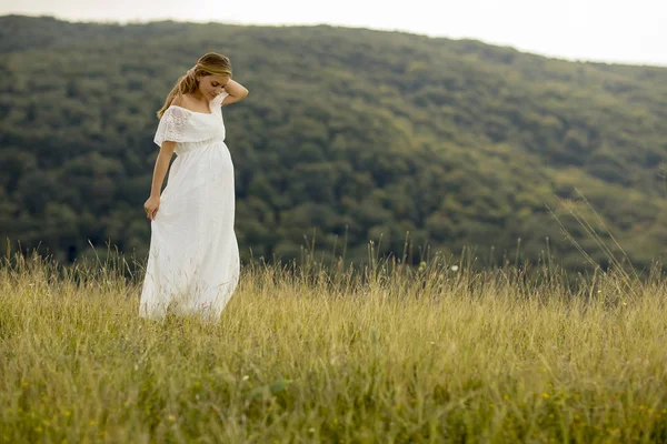 Mujer Embarazada Joven Relajarse Aire Libre Naturaleza Día Verano — Foto de Stock