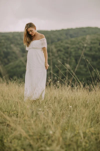 Mujer Embarazada Joven Relajarse Aire Libre Naturaleza Día Verano — Foto de Stock