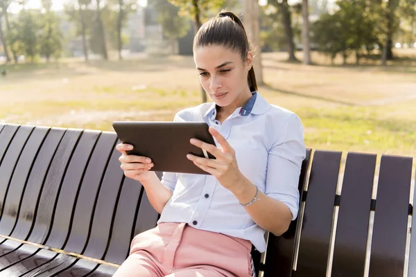 Mooi Meisje Met Behulp Van Tablet Zittend Het Bankje — Stockfoto