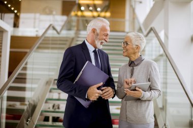 Belgeler ve iş kadını tablet bilgisayar holding modern ofis işleri tartışıyorduk holding üst düzey bir işadamı portresi