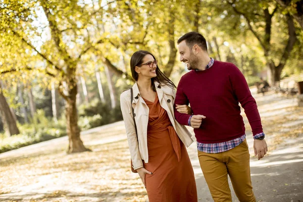 Liebevolle Junge Frau Und Mann Die Händchen Haltend Durch Den — Stockfoto