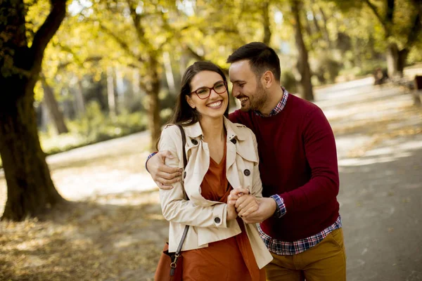 Amare Giovane Donna Uomo Che Camminano Nel Parco Cittadino Tenendosi — Foto Stock