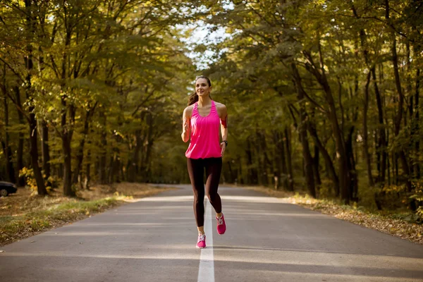 Orman Altın Sonbaharda Çalışan Genç Fitness Kadın — Stok fotoğraf