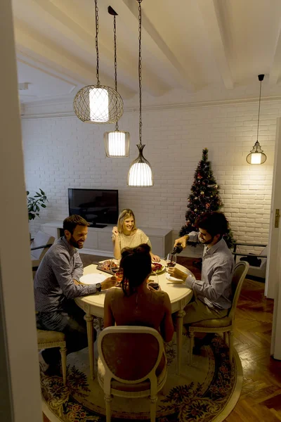 Giovani Amici Che Celebrano Natale Capodanno Casa — Foto Stock