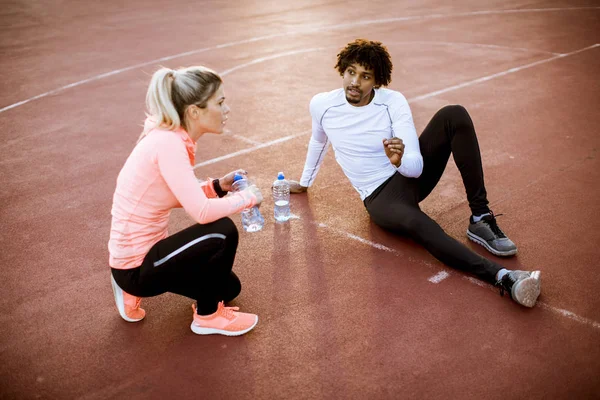 Ein Paar Läufer Ruhen Sich Nach Dem Training Aus Und — Stockfoto