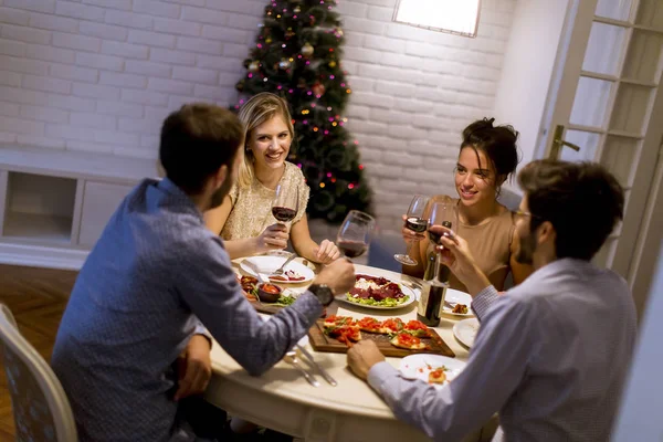 Jovens Amigos Comemorando Natal Ano Novo Casa — Fotografia de Stock