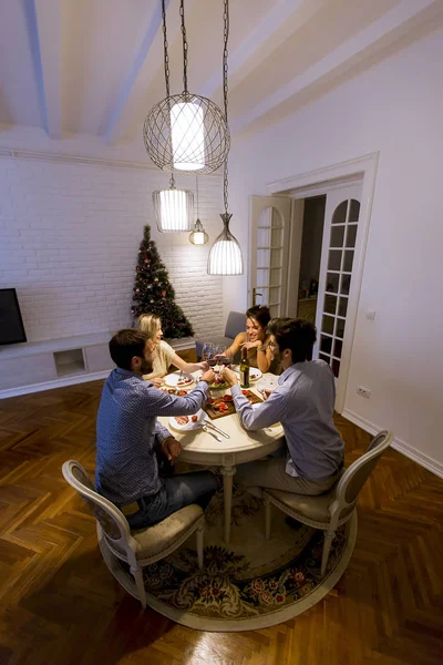 Giovani Amici Che Celebrano Natale Capodanno Casa — Foto Stock