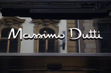 Basel, İsviçre - 22 Eylül 2018: Massimo Dutti dükkanı Basel, İsviçre, görünümü. Bu bir İspanyol giyim firması 1985 kurulmuş ve şimdi 649 mağazaları dünya çapında var 's.