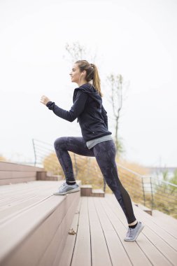 Aktif genç güzel kadın kentsel çevre içinde çalışan, görüntüleme