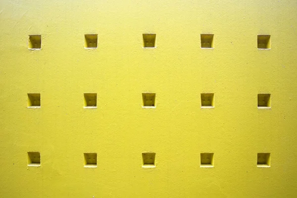 Portre Sarı Duvardaki Kare Delikli — Stok fotoğraf
