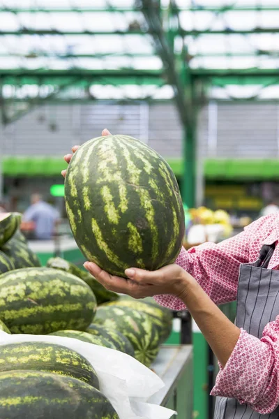 Porträtt Senior Kvinna Säljer Vattenmelon Marknaden — Stockfoto