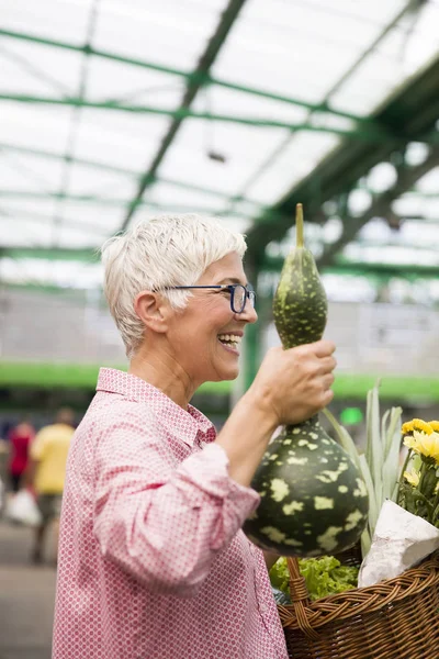 Ritratto Donna Anziana Che Acquista Zucca Sul Mercato — Foto Stock