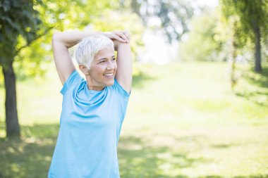 Kadın kıdemli egzersiz parkta. Yaşlı Bayan emeklilik kavram sağlığını korumak.