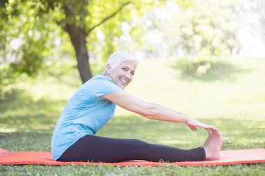 Büyükler düzeyinde ladies parkta yayarak vücut esnekliği arttırmak