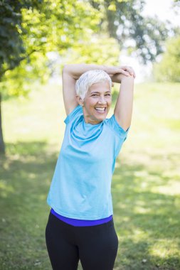 Kadın kıdemli egzersiz parkta. Yaşlı Bayan emeklilik kavram sağlığını korumak.