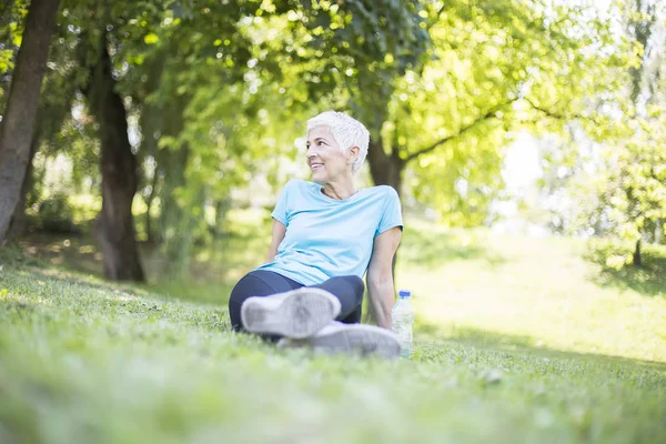 Seniorin Sitzt Und Ruht Nach Training Park Auf Gras — Stockfoto