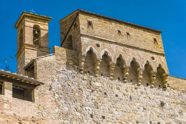 在意大利托斯卡纳的圣吉米尼亚诺古城墙上欣赏风景 — 图库照片