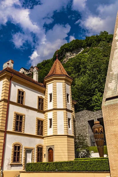 Vue Bâtiment Jaune Vaduz Lichtenstein — Photo