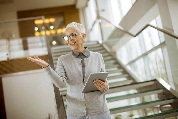 Portret Van Vrolijke Zakenvrouw Met Behulp Van Tablet Kantoor — Stockfoto