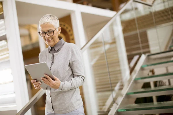 Mujer Bonita Positiva Anciana Con Sonrisa Radiante Sosteniendo Tableta Oficina — Foto de Stock