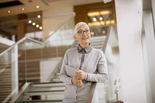 Retrato Mujer Negocios Senior Pie Oficina Moderna Celebración Tableta Digital — Foto de Stock