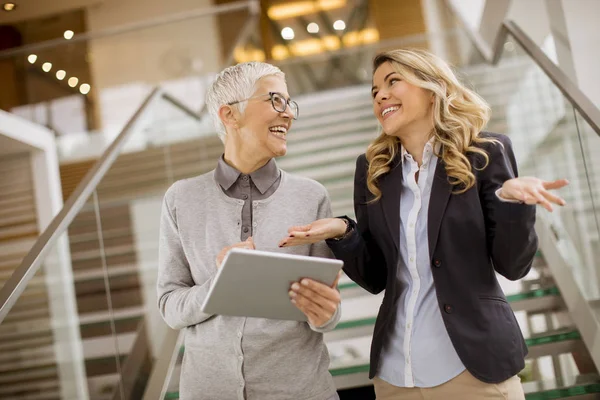 Retrato Mujeres Negocios Mayores Jóvenes Cargo Con Tableta Digital Discutir — Foto de Stock