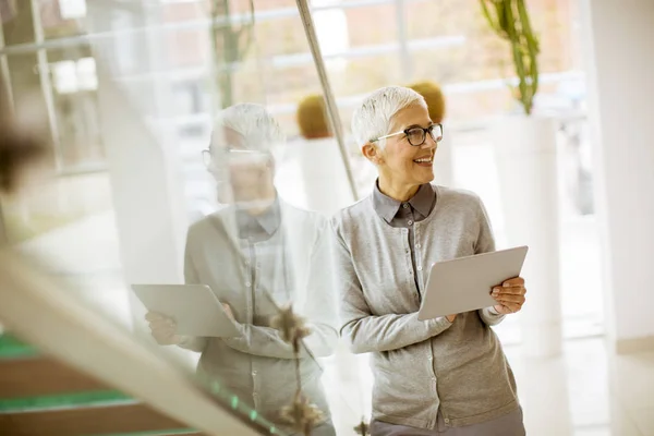 Mooie Positieve Leeftijd Vrouw Met Een Stralende Glimlach Holding Tablet — Stockfoto