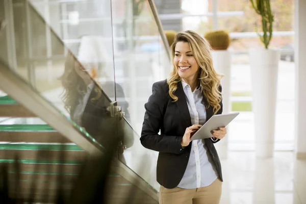 Joven Empresaria Alegre Con Tableta Oficina Moderna —  Fotos de Stock