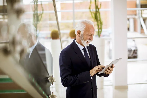 Retrato Hombre Negocios Senior Con Tableta Digital Oficina Moderna — Foto de Stock